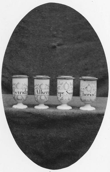 quatre pots à pharmacie - © Ministère de la Culture (France), Médiathèque du patrimoine et de la photographie (objets mobiliers), tous droits réservés