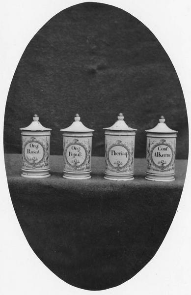 quatre pots à pharmacie - © Ministère de la Culture (France), Médiathèque du patrimoine et de la photographie (objets mobiliers), tous droits réservés