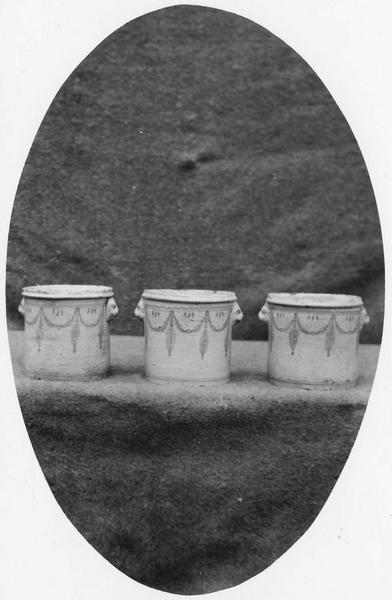 trois pots à pharmacie - © Ministère de la Culture (France), Médiathèque du patrimoine et de la photographie (objets mobiliers), tous droits réservés