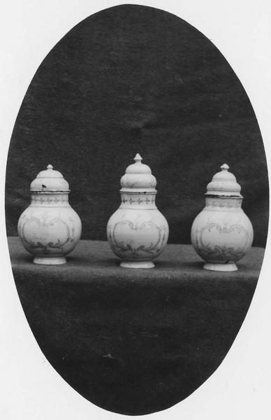 trois vases décoratifs - © Ministère de la Culture (France), Médiathèque du patrimoine et de la photographie (objets mobiliers), tous droits réservés