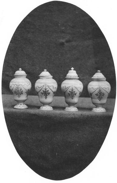 quatre pots de pharmacie - © Ministère de la Culture (France), Médiathèque du patrimoine et de la photographie (objets mobiliers), tous droits réservés