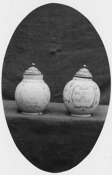 deux vases décoratifs - © Ministère de la Culture (France), Médiathèque du patrimoine et de la photographie (objets mobiliers), tous droits réservés