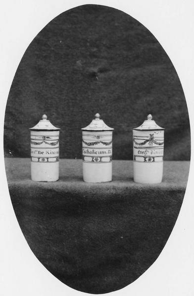 trois pots de pharmacie - © Ministère de la Culture (France), Médiathèque du patrimoine et de la photographie (objets mobiliers), tous droits réservés