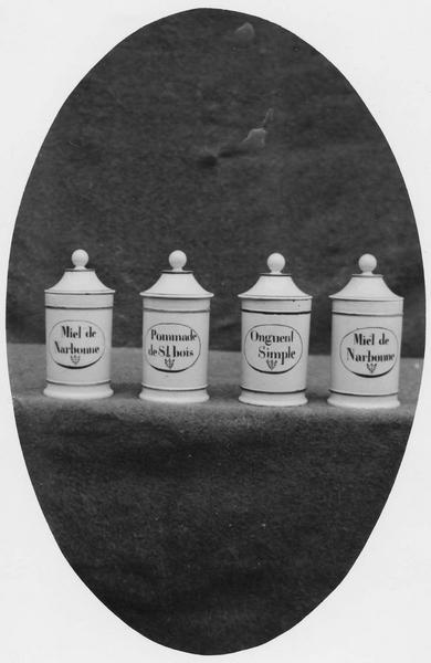 quatre pots de pharmacie - © Ministère de la Culture (France), Médiathèque du patrimoine et de la photographie (objets mobiliers), tous droits réservés