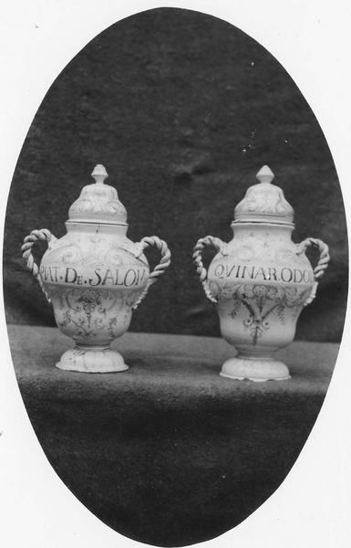 deux vases décoratifs - © Ministère de la Culture (France), Médiathèque du patrimoine et de la photographie (objets mobiliers), tous droits réservés