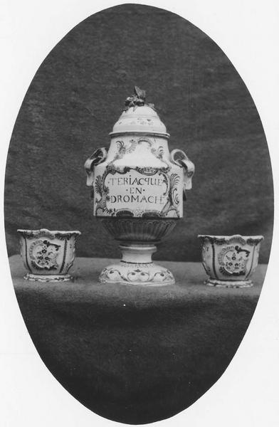 vase décoratif (à thériaque) - © Ministère de la Culture (France), Médiathèque du patrimoine et de la photographie (objets mobiliers), tous droits réservés