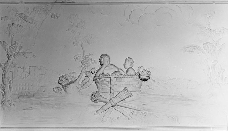 cinq bas-reliefs (décor intérieur), deux enfants dans un panier - © Ministère de la Culture (France), Médiathèque du patrimoine et de la photographie (objets mobiliers), tous droits réservés