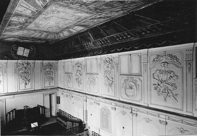 lambris de revêtement, peintures au plafond (décor intérieur), vue d'ensemble de la salle - © Ministère de la Culture (France), Médiathèque du patrimoine et de la photographie (objets mobiliers), tous droits réservés