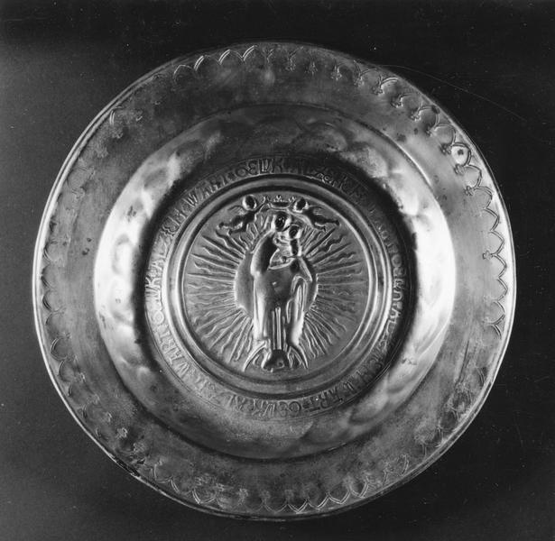 plat de quête : Vierge à l'Enfant, détail