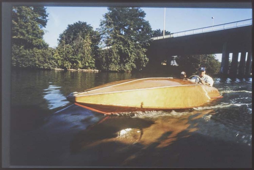 bateau de plaisance : canot de course biplace à moteur dit Runabout Cavard et sa maquette