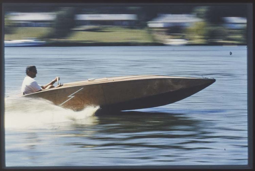 bateau de plaisance : canot de course biplace à moteur dit Runabout Cavard et sa maquette