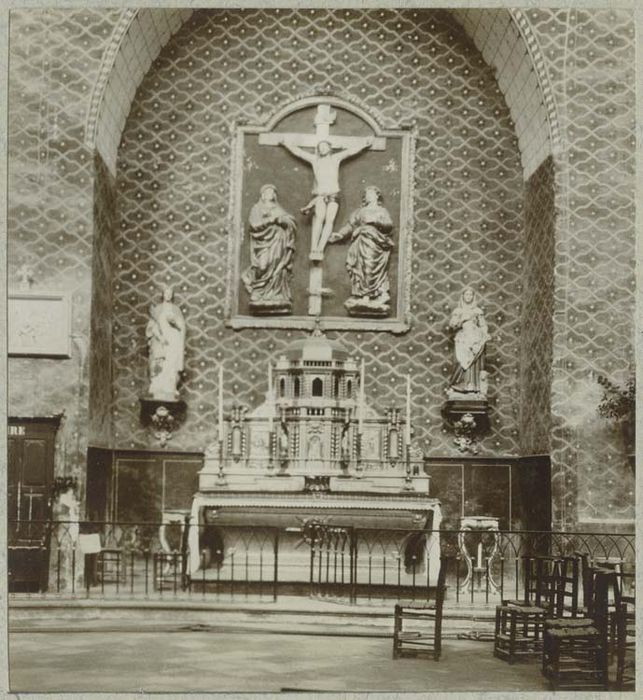 statues : Christ en croix, la Vierge, saint Jean ; autel et son tabernacle