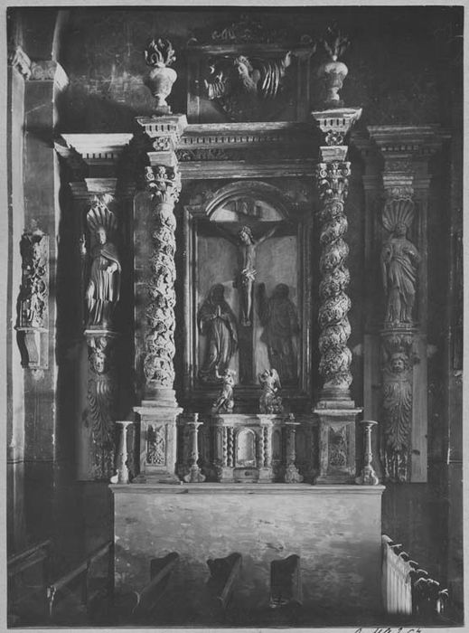 Retable, tabernacle, bas-relief, 2 statues (retable architecturé) : calvaire