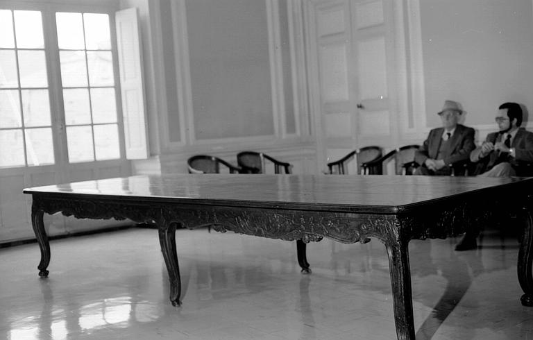 Table en bois sculpté d'époque Louis XV dans la salle du conseil