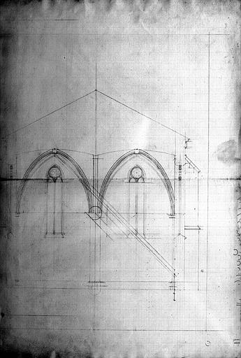 Coupe transversale du chevet : Voûtes, pilier et les deux fenêtres du choeur (mine de plomb et crayon couleur ocre)