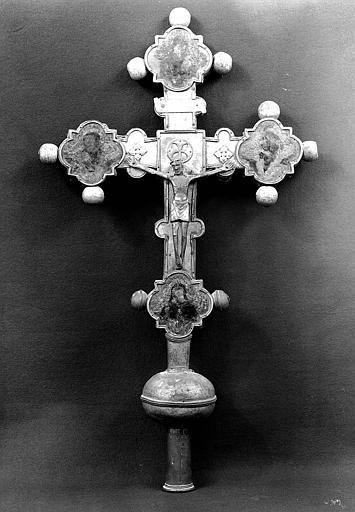 Croix processionnelle en laiton argenté, argent et émaux (avers)