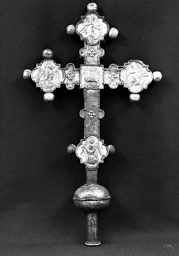 Croix processionnelle en laiton argenté, argent et émaux (revers)