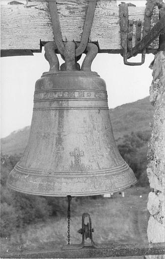 Cloche : ornée d'une croix décorée d'entrelacs, bronze