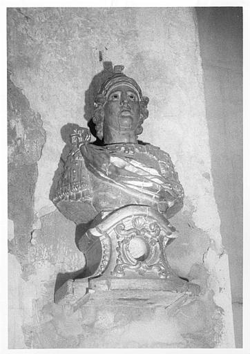 Buste-reliquaire : personnage en armure et casqué, étole nouée sur l'épaule droite, bois sculpté, doré - © Ministère de la Culture (France), Médiathèque du patrimoine et de la photographie (objets mobiliers), tous droits réservés