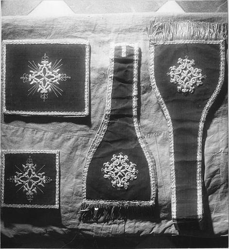 Etole, manipule, voile de calice, bourse de corporal : velours brodé de croix et éléments végétaux en fils d'or et d'argent - © Ministère de la Culture (France), Médiathèque du patrimoine et de la photographie (objets mobiliers), tous droits réservés