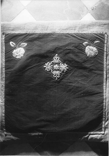 Voile de calice : velours grenat, croix et motifs végétaux en fils d'or et d'argent brodés - © Ministère de la Culture (France), Médiathèque du patrimoine et de la photographie (objets mobiliers), tous droits réservés