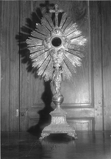 Ostensoir (ostensoir-soleil) : lunette entourée de nuées posée sur la tête d'un ange, socle orné de scènes en bas-relief, argent doré - © Ministère de la Culture (France), Médiathèque du patrimoine et de la photographie (objets mobiliers), tous droits réservés