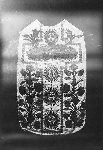 Chasuble : soie blanche brodée de branches fleuries, orfroi à décor de colombe (dos) - © Ministère de la Culture (France), Médiathèque du patrimoine et de la photographie (objets mobiliers), tous droits réservés