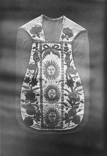 Chasuble : soie blanche brodée de branches fleuries (devant) - © Ministère de la Culture (France), Médiathèque du patrimoine et de la photographie (objets mobiliers), tous droits réservés