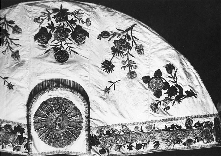 Chape : soie blanche brodée de branches fleuries et de rinceaux, chaperon brodé de la Vierge en buste - © Ministère de la Culture (France), Médiathèque du patrimoine et de la photographie (objets mobiliers), tous droits réservés