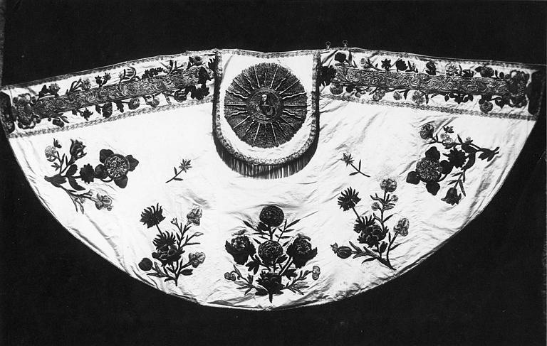 Chape : soie blanche brodée de branches fleuries et de rinceaux, chaperon brodé de la Vierge en buste - © Ministère de la Culture (France), Médiathèque du patrimoine et de la photographie (objets mobiliers), tous droits réservés