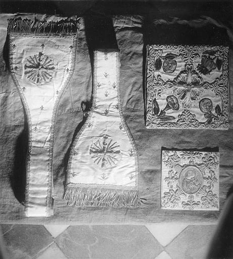 Etole, manipule, voile de calice, bourse de corporal : soie blanche brodée de fils de métal - © Ministère de la Culture (France), Médiathèque du patrimoine et de la photographie (objets mobiliers), tous droits réservés
