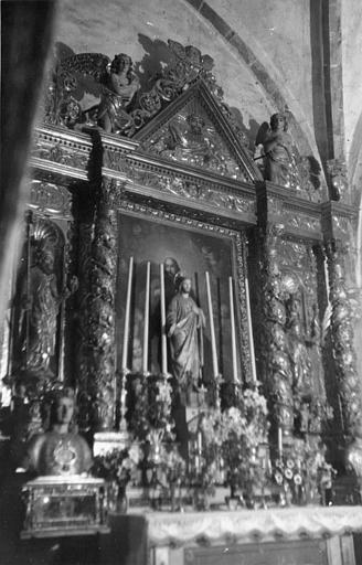 Retable du Sacré-Coeur : retable architecturé flanqué de deux niches abritant des statues, surmonté d'un fronton triangulaire - © Ministère de la Culture (France), Médiathèque du patrimoine et de la photographie (objets mobiliers), tous droits réservés