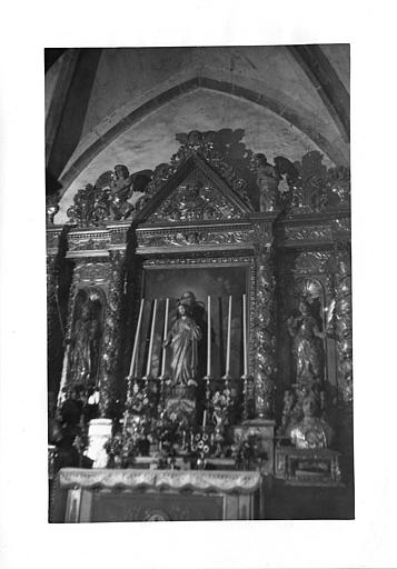Retable du Sacré-Coeur : retable architecturé flanqué de deux niches abritant des statues, surmonté d'un fronton triangulaire - © Ministère de la Culture (France), Médiathèque du patrimoine et de la photographie (objets mobiliers), tous droits réservés