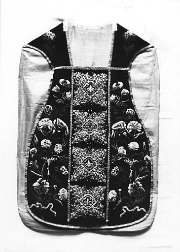 Chasuble : velours grenat brodé de fleurs, orfroi brodé d'un motif d'arabesques et de fleurs complexe (devant) - © Ministère de la Culture (France), Médiathèque du patrimoine et de la photographie (objets mobiliers), tous droits réservés