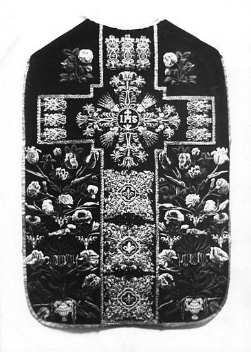 Chasuble : velours grenat brodé de fleurs, orfroi brodé d'un motif d'arabesques et de fleurs complexe (dos) - © Ministère de la Culture (France), Médiathèque du patrimoine et de la photographie (objets mobiliers), tous droits réservés