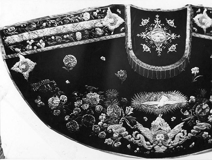 Chape : velours grenat brodé de fleurs, séraphins, colombe, arabesques - © Ministère de la Culture (France), Médiathèque du patrimoine et de la photographie (objets mobiliers), tous droits réservés