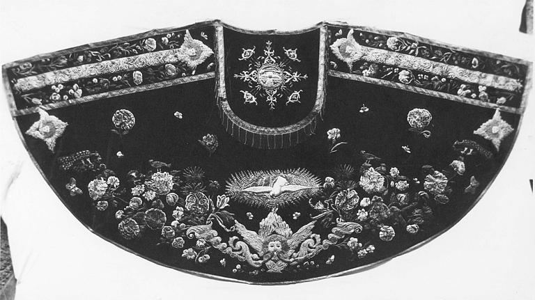 Chape : velours grenat brodé de fleurs, séraphins, colombe, arabesques - © Ministère de la Culture (France), Médiathèque du patrimoine et de la photographie (objets mobiliers), tous droits réservés