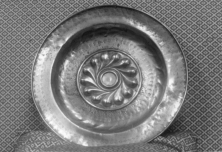 Plat de quêter : décor de godrons, entrelacs, fleurettes, fleurs de lys, cuivre repoussé - © Ministère de la Culture (France), Médiathèque du patrimoine et de la photographie (objets mobiliers), tous droits réservés