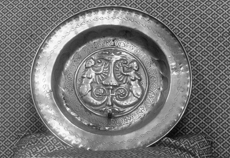 Plat de quêter : décor central de deux personnages féminins fantastiques disposés symétriquement, cuivre repoussé - © Ministère de la Culture (France), Médiathèque du patrimoine et de la photographie (objets mobiliers), tous droits réservés