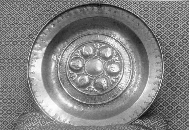 Plat de quêter : décor central de grenades disposées pour former une rosace, inscription, cuivre repoussé - © Ministère de la Culture (France), Médiathèque du patrimoine et de la photographie (objets mobiliers), tous droits réservés