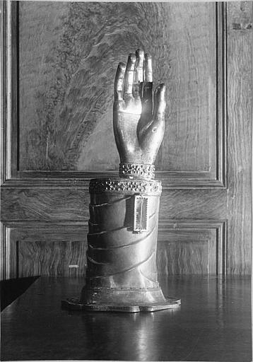 Bras-reliquaire de saint Pancrace : main et manche en argent, bracelet et bordure de manche en or ornés de fleurettes - © Ministère de la Culture (France), Médiathèque du patrimoine et de la photographie (objets mobiliers), tous droits réservés