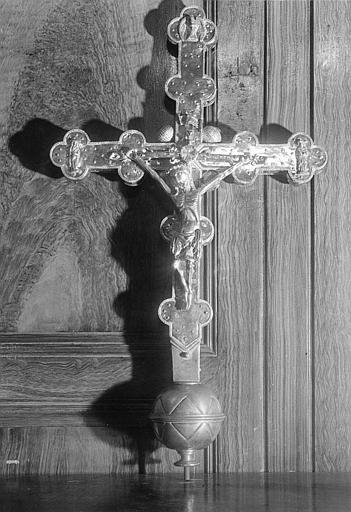 Croix de procession : branches ornées de lobes et des figures de la Vierge, saint Jean et la colombe, argent repoussé, ciselé - © Ministère de la Culture (France), Médiathèque du patrimoine et de la photographie (objets mobiliers), tous droits réservés