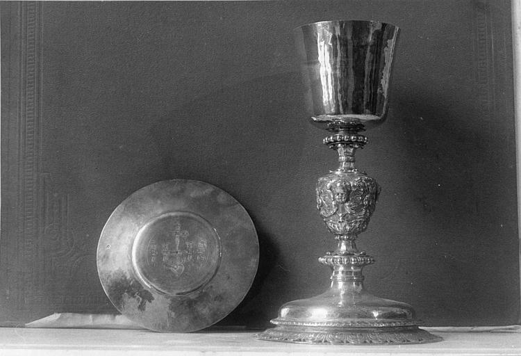 Calice, patène : calice orné de chérubins et motifs végétaux, patène gravée du monogramme du Christ et d'un coeur percé d'une flèche, argent doré - © Ministère de la Culture (France), Médiathèque du patrimoine et de la photographie (objets mobiliers), tous droits réservés