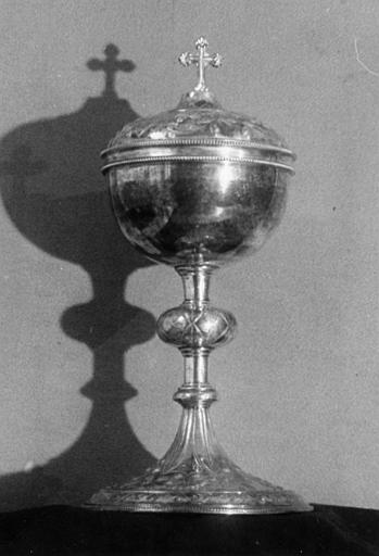 Ciboire : noeud gravé de losanges, couvercle à deux frises de perles et motifs végétaux, argent doré - © Ministère de la Culture (France), Médiathèque du patrimoine et de la photographie (objets mobiliers), tous droits réservés