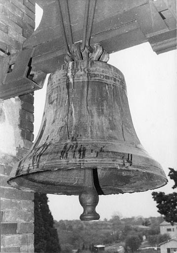 Cloche : inscription donnant la date de fabrication, 1672, bronze, battant en fer - © Ministère de la Culture (France), Médiathèque du patrimoine et de la photographie (objets mobiliers), tous droits réservés