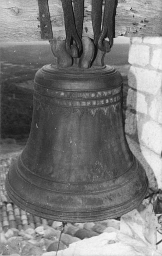 Cloche : décor de palmettes et inscription la datant de 1702, bronze