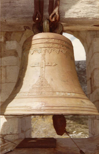 Cloche : décor de croix sur gradins ornés de motifs végétaux, frise de palmettes, inscription la datant de 1702, bronze