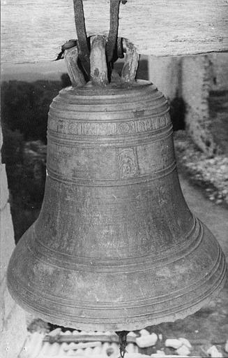 Cloche : ornée d'un petit personnage, inscription intercalée avec des rosaces, bronze