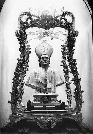 Buste-reliquaire de saint Marcel : placé sous un dais sculpté de palmes, de fleurs et de chérubins, bois sculpté - © Ministère de la Culture (France), Médiathèque du patrimoine et de la photographie (objets mobiliers), tous droits réservés
