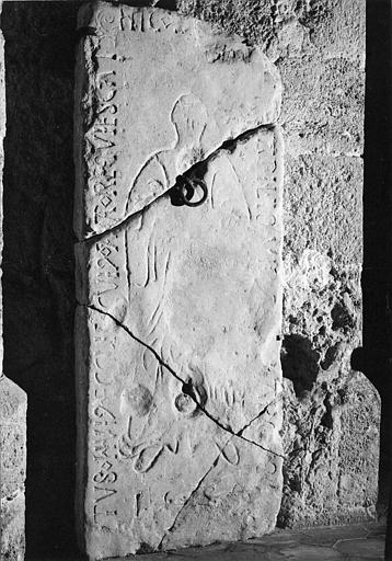 Plaque funéraire : pierre gravée d'un moine et d'une inscription - © Ministère de la Culture (France), Médiathèque du patrimoine et de la photographie (objets mobiliers), tous droits réservés
